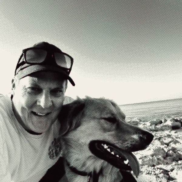 Thorsten Wälde mit seinem Hund Loui am Strand, Porträt im Halbtonraster