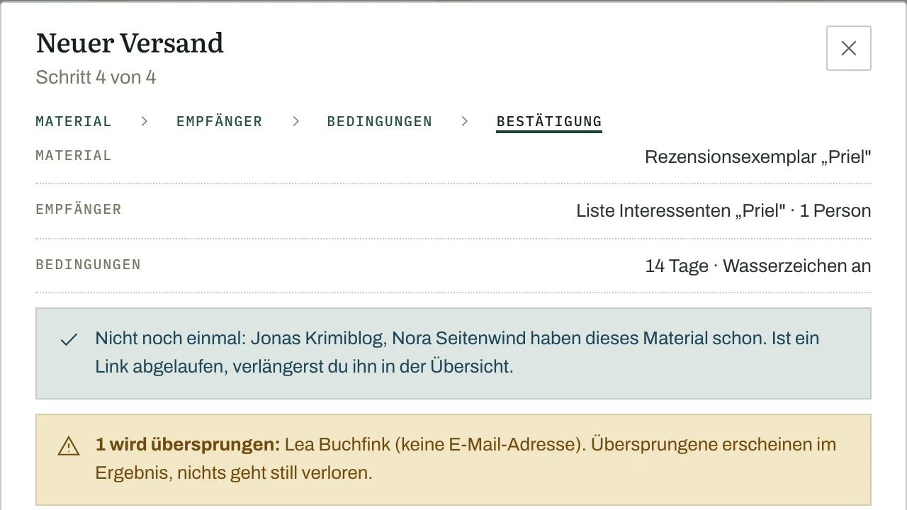 Letzter Schritt eines Versands: Material, Empfängerliste und Bedingungen mit Frist und Wasserzeichen, darunter zwei Hinweise. Der eine nennt namentlich, wer das Material schon hat, der andere, wer ohne Mailadresse übersprungen wird.